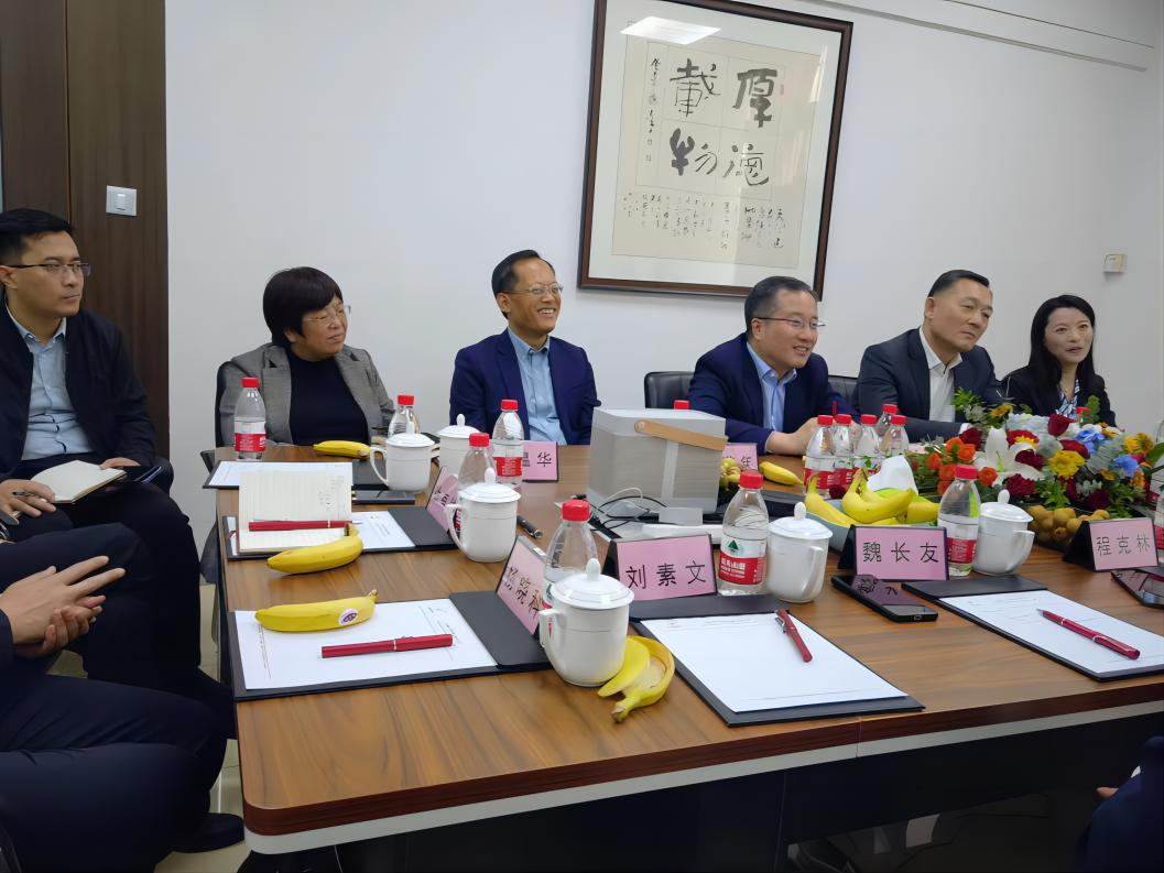 青島城陽區(qū)領導及山大校友參訪赫立交流指導工作(圖4)